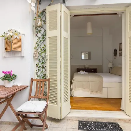 Cozy Apartment With Private Courtyard , Near Syngrou-Fix Metro Station-3